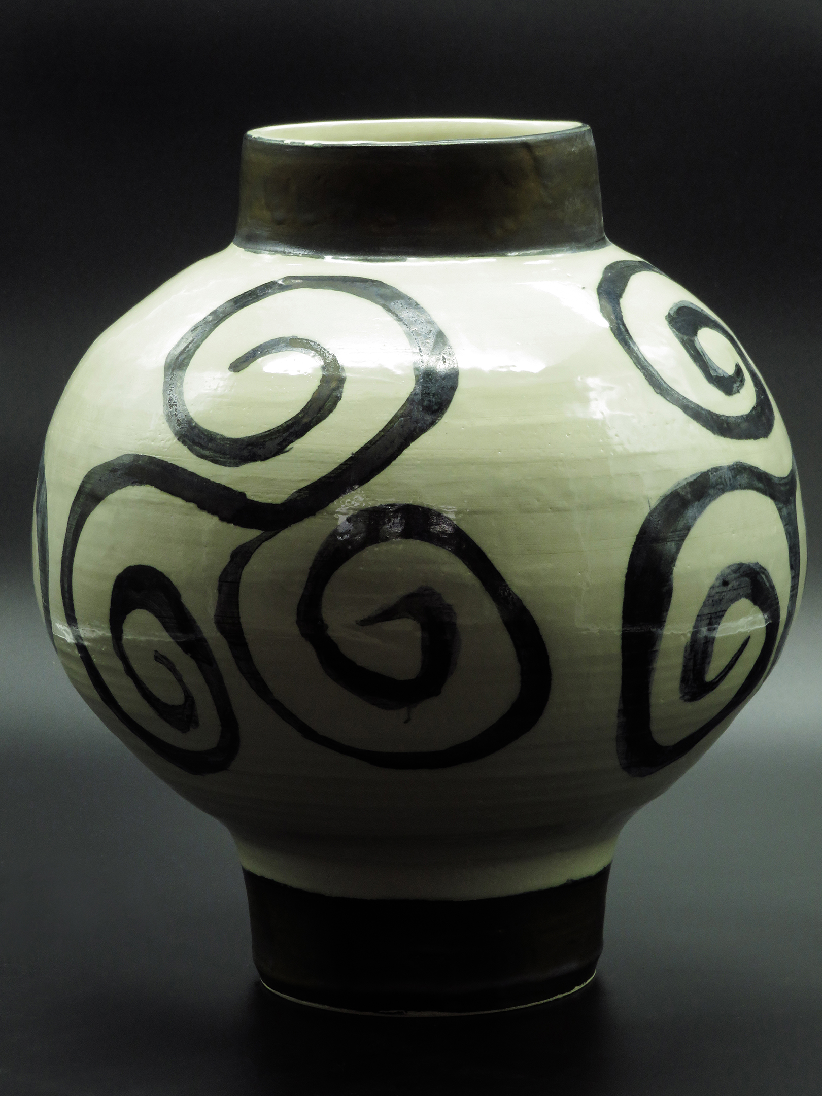 Read more about the article Stoneware vase with metallic glaze decoration